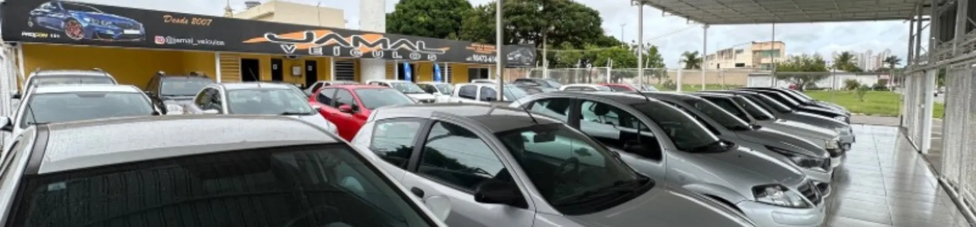 Pátio coberto da Jamal Veículos com seminovos selecionados