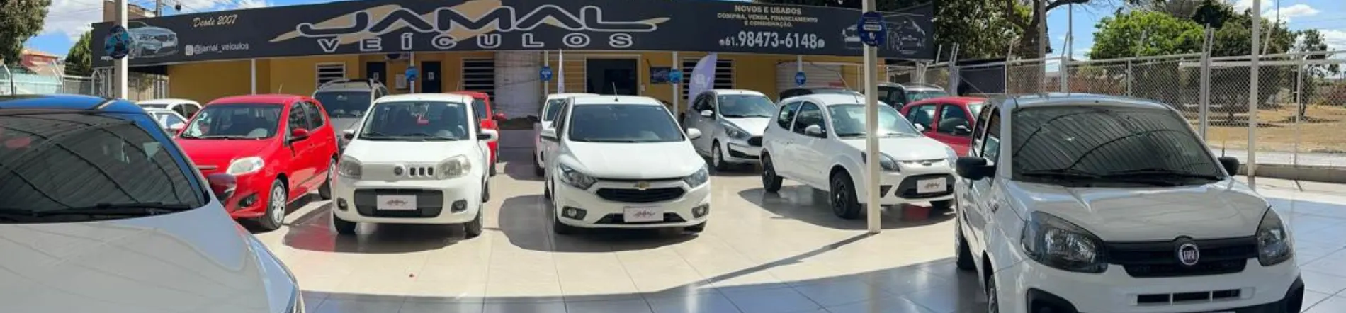 Fachada da Jamal Veículos em Taguatinga com o pátio de seminovos
